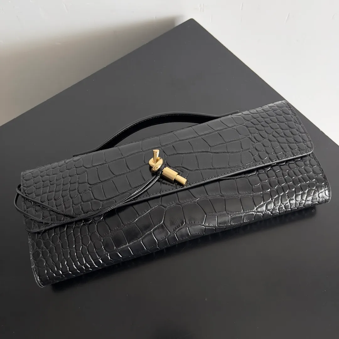 Batch 1420 Bottega Veneta Fall in love with Andiamo at first sight, new design, natural Nile rare leather crocodile pattern complex handbag, a model handbag for women, no need for color cover, no emotional camouflage, immersive depth and excitement, the classic element KNOT knot is inspired, modernist aesthetics and jewelry field craftsmanship reinterpret the knot element, bringing a clutch full of modern texture and elegant and quiet lady spirit. Style number: 741511 Size: 31*13*3cm